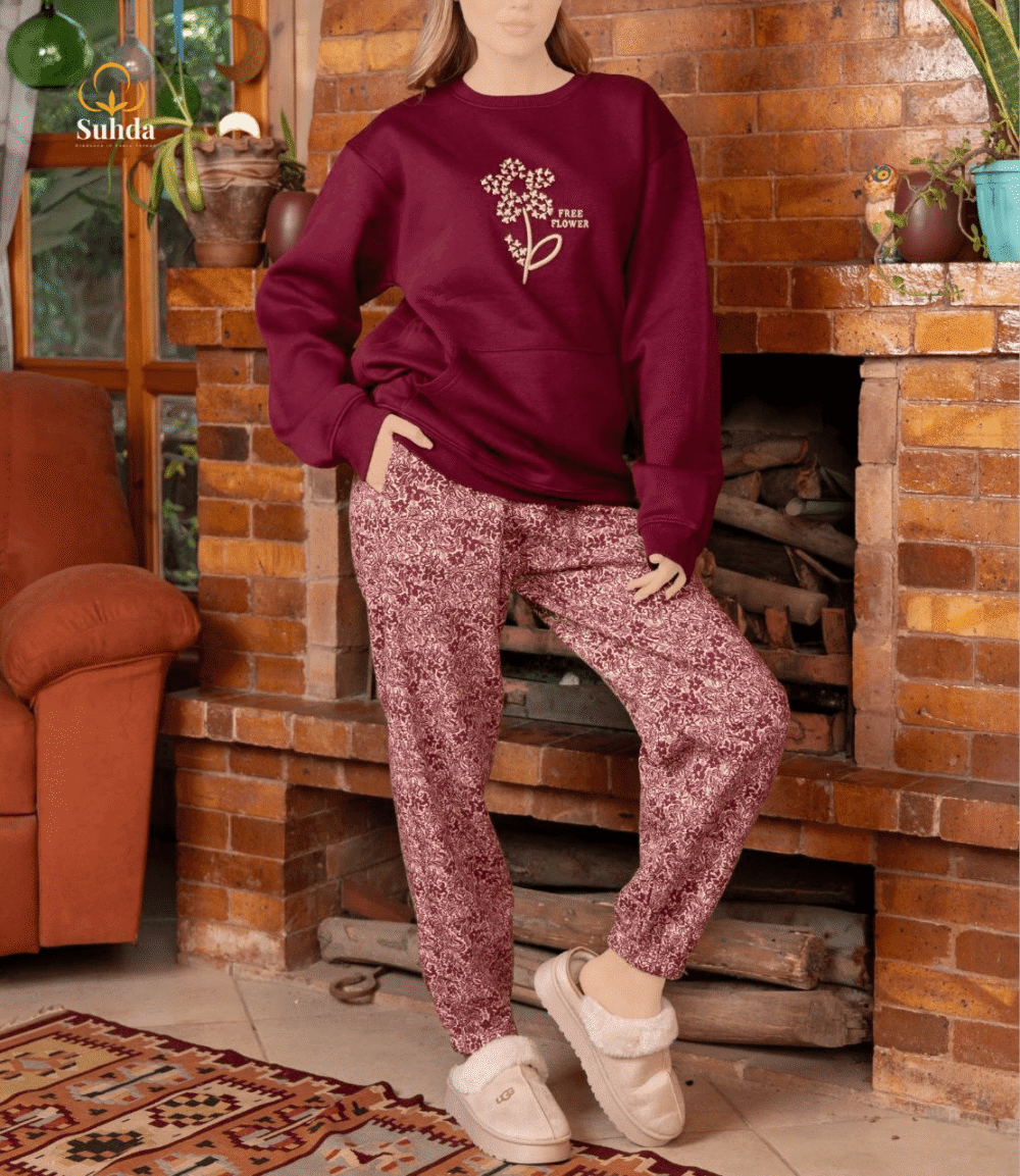 طقم شتوي نسائي بلون عودي يضم جاكت بجيب أمامي وبنطال منقوش، مناسب للارتداء داخل المنزل.