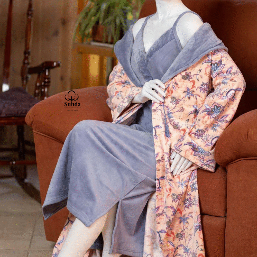 طقم نوم قطني بنفسجي مع روب طويل مزهر من سهدى بتصميم دافئ وأنيق