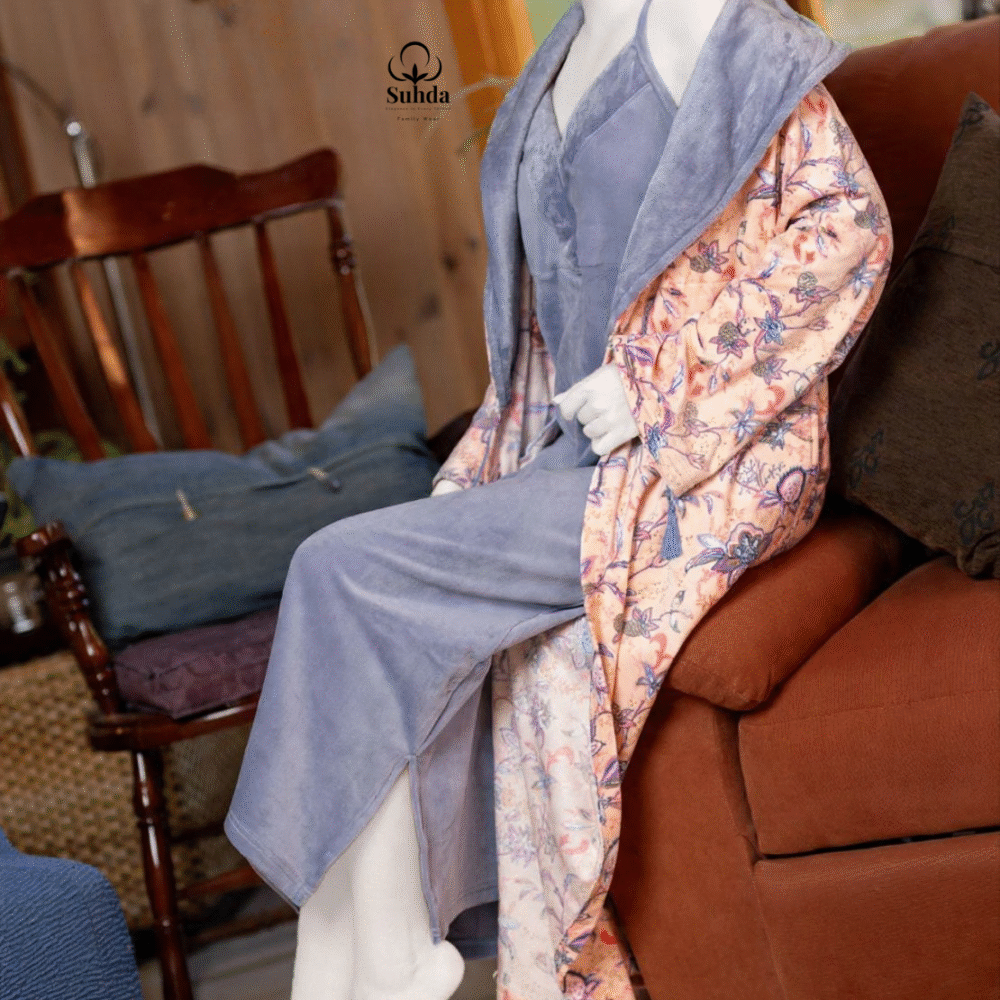 طقم نوم قطني بنفسجي مع روب طويل مزهر من سهدى بتصميم دافئ وأنيق