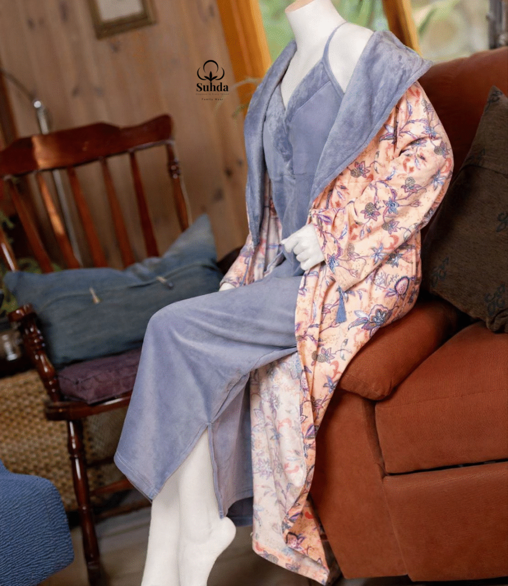 طقم نوم قطني بنفسجي مع روب طويل مزهر من سهدى بتصميم دافئ وأنيق