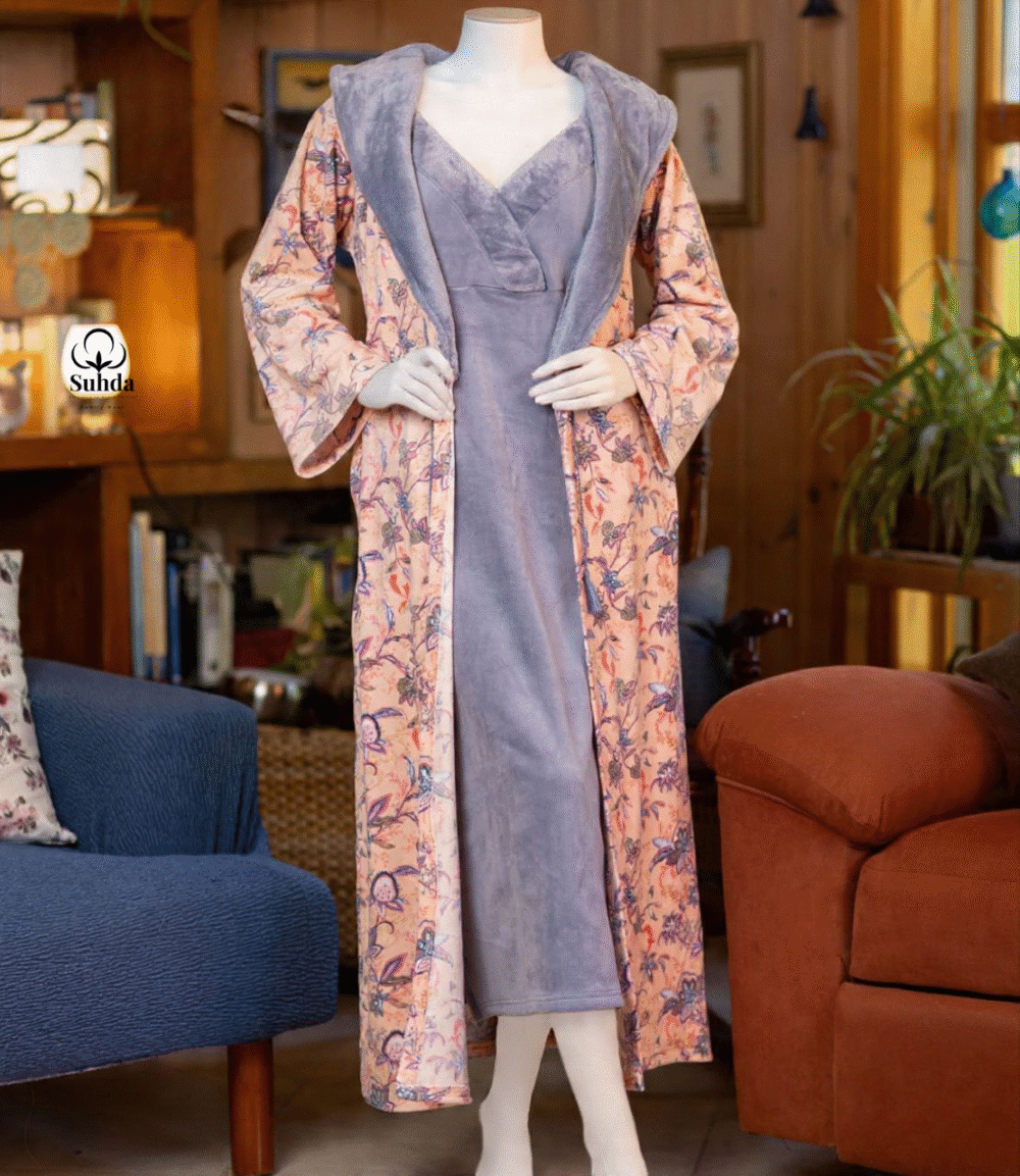 طقم نوم قطني بنفسجي مع روب طويل مزهر من سهدى بتصميم دافئ وأنيق