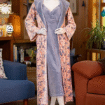 طقم نوم قطني بنفسجي مع روب طويل مزهر من سهدى بتصميم دافئ وأنيق