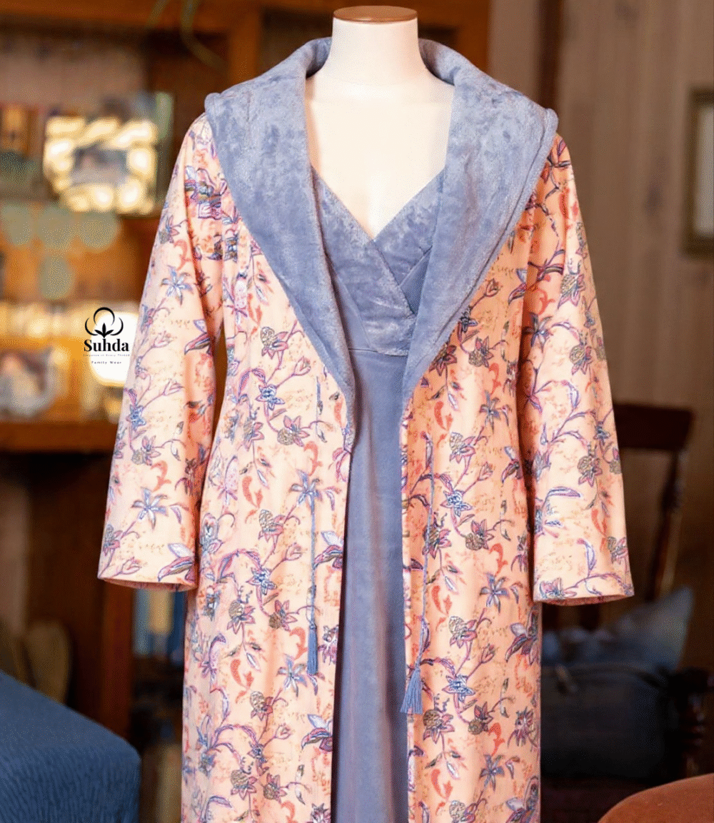 طقم نوم قطني بنفسجي مع روب طويل مزهر من سهدى بتصميم دافئ وأنيق