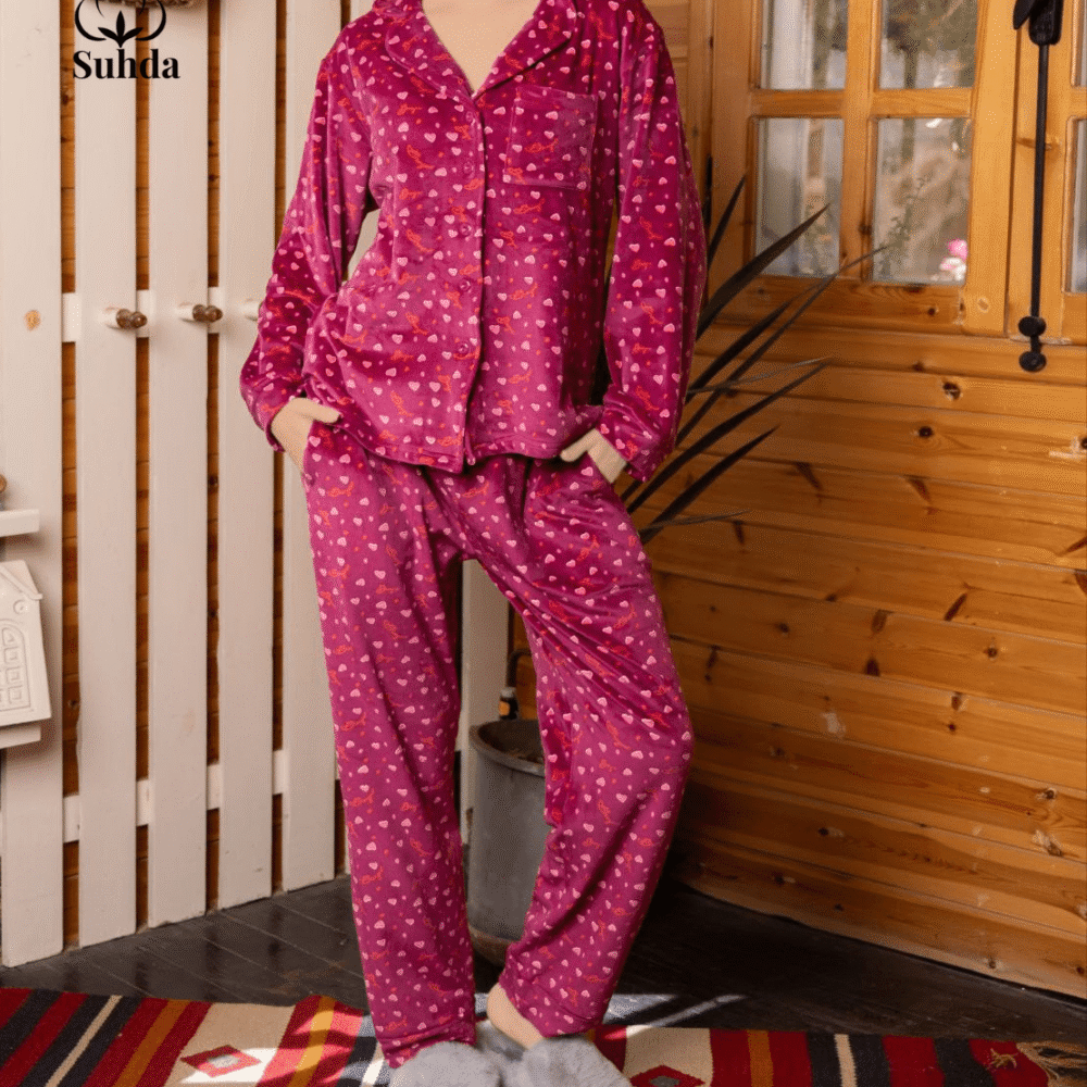 بيجاما نسائية شتوية مخملية بلون فوشي مع طبعة قلوب صغيرة وبلوزة بأزرار.