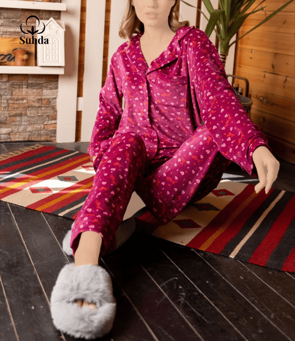 بيجاما نسائية شتوية مخملية بلون فوشي مع طبعة قلوب صغيرة وبلوزة بأزرار.