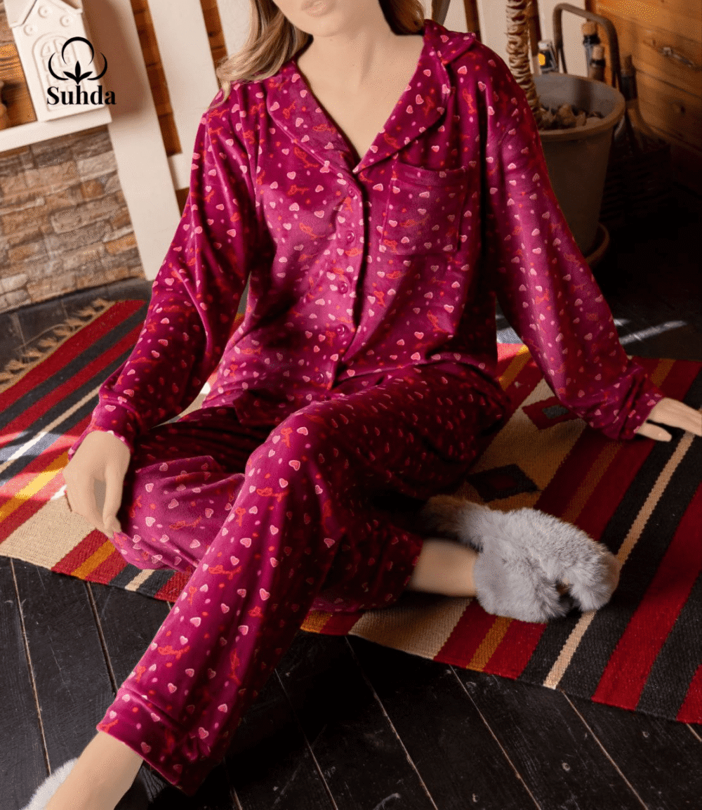 بيجاما نسائية شتوية مخملية بلون فوشي مع طبعة قلوب صغيرة وبلوزة بأزرار.