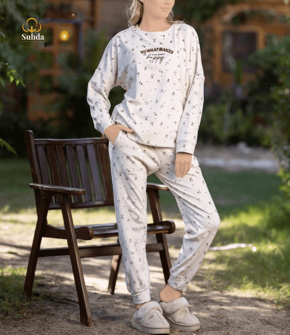 بيجاما نسائية شتوية بلون أوف وايت بنقشة صغيرة وعبارة مطبوعة على البلوزة مع بنطال مريح.