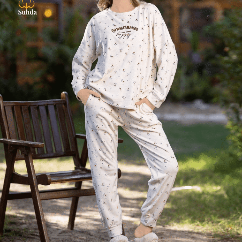 بيجاما نسائية شتوية بلون أوف وايت بنقشة صغيرة وعبارة مطبوعة على البلوزة مع بنطال مريح.