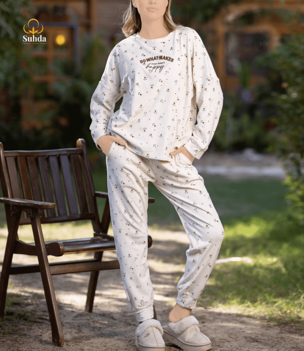 بيجاما نسائية شتوية بلون أوف وايت بنقشة صغيرة وعبارة مطبوعة على البلوزة مع بنطال مريح.