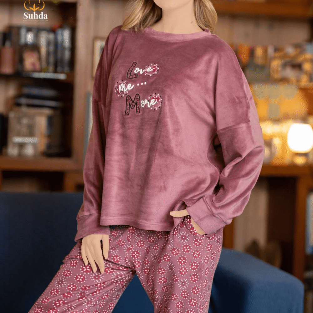 بيجاما نسائية شتوية بلوزة مخمل موڤ مع بنطال منقوش بالزهور الصغيرة.