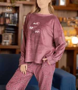 بيجاما نسائية شتوية بلوزة مخمل موڤ مع بنطال منقوش بالزهور الصغيرة.