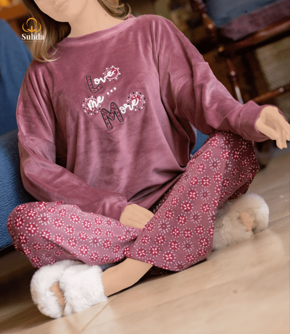 بيجاما نسائية شتوية بلوزة مخمل موڤ مع بنطال منقوش بالزهور الصغيرة.