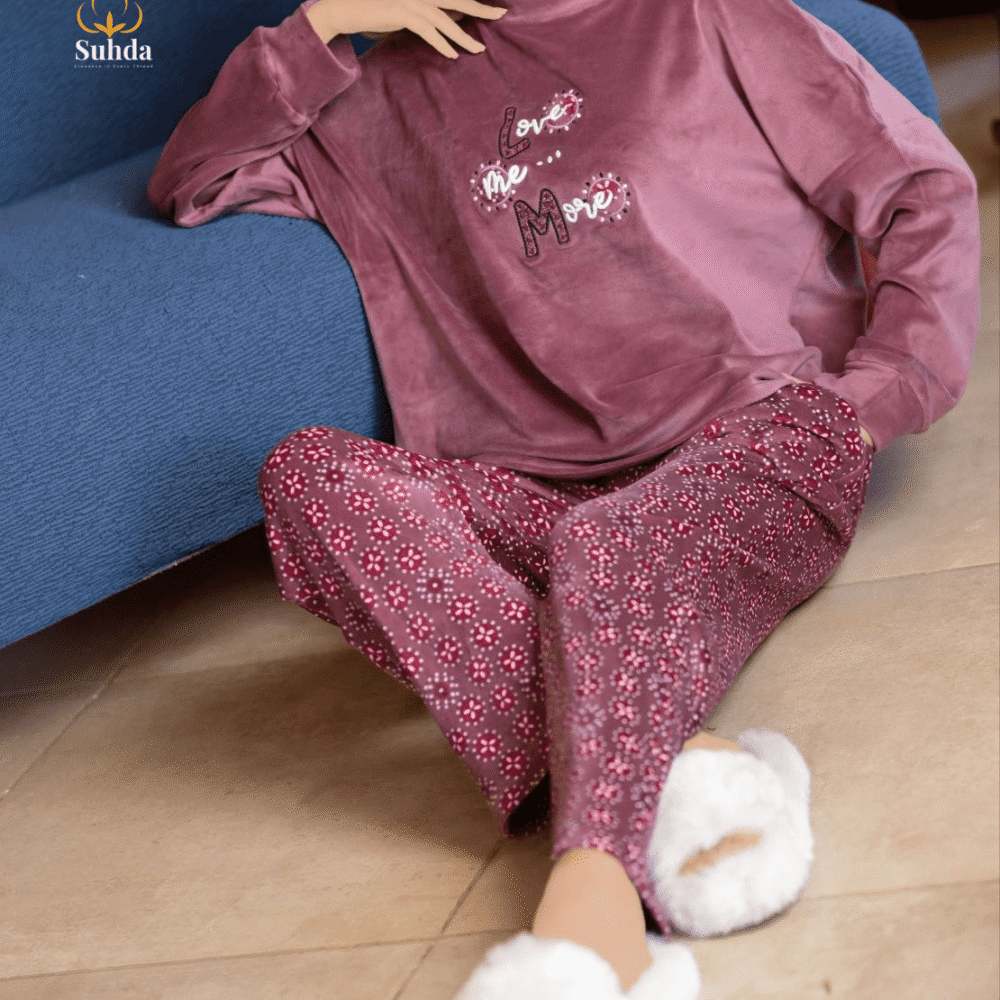 بيجاما نسائية شتوية بلوزة مخمل موڤ مع بنطال منقوش بالزهور الصغيرة.