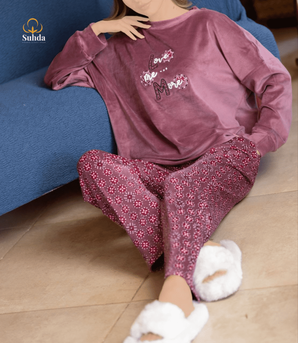 بيجاما نسائية شتوية بلوزة مخمل موڤ مع بنطال منقوش بالزهور الصغيرة.