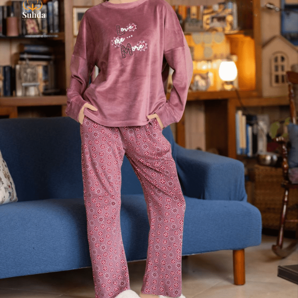 بيجاما نسائية شتوية بلوزة مخمل موڤ مع بنطال منقوش بالزهور الصغيرة.