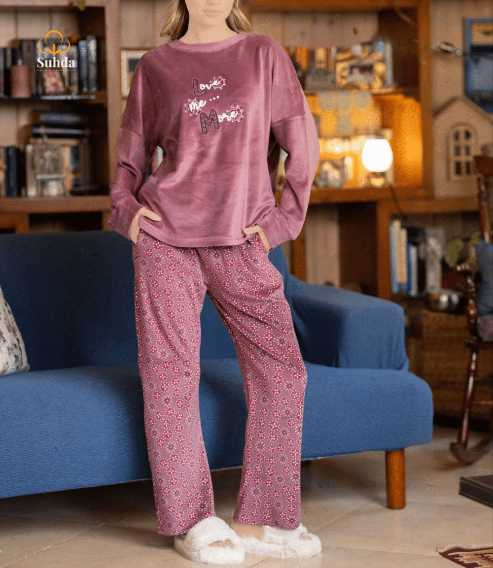 بيجاما نسائية شتوية بلوزة مخمل موڤ مع بنطال منقوش بالزهور الصغيرة.