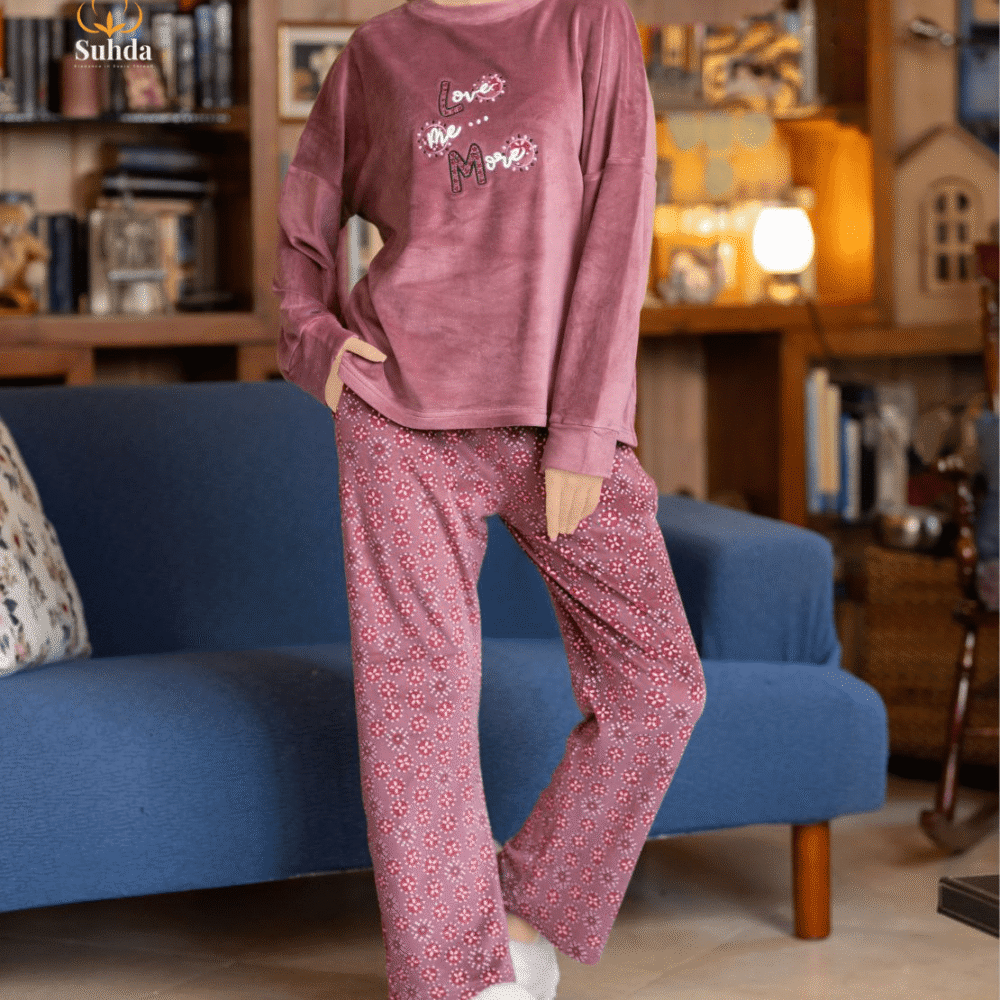 بيجاما نسائية شتوية بلوزة مخمل موڤ مع بنطال منقوش بالزهور الصغيرة.