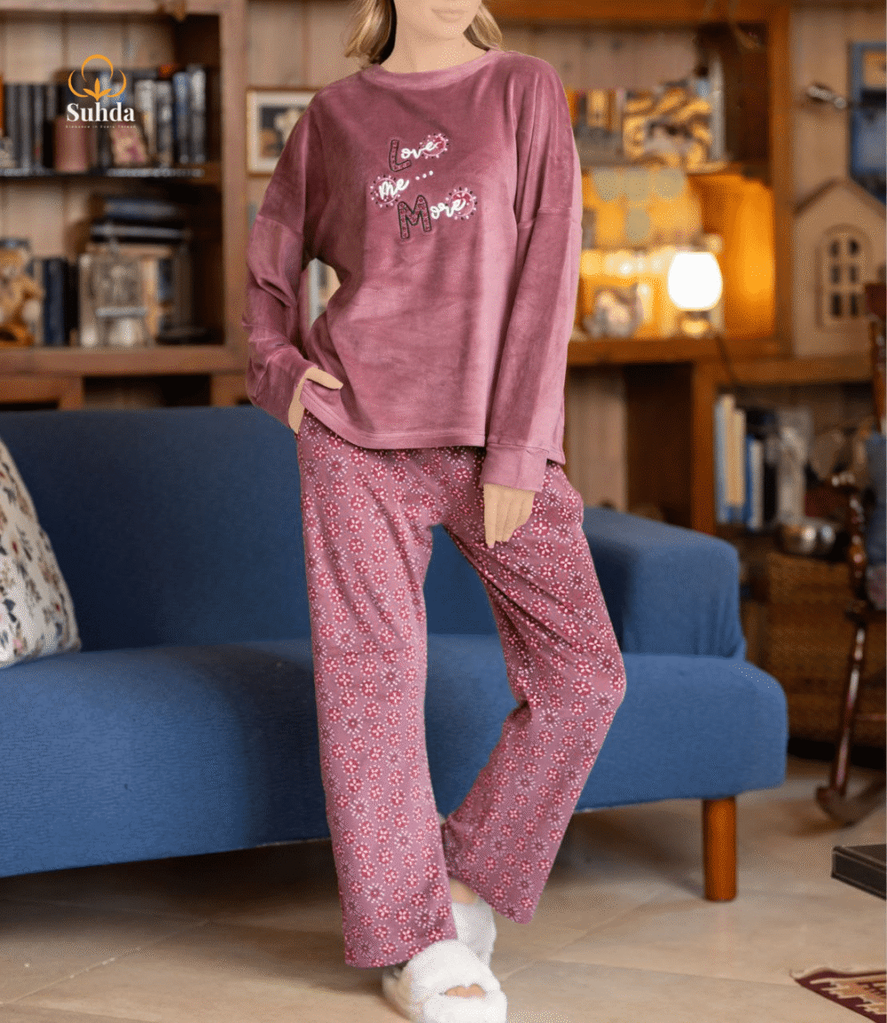 بيجاما نسائية شتوية بلوزة مخمل موڤ مع بنطال منقوش بالزهور الصغيرة.