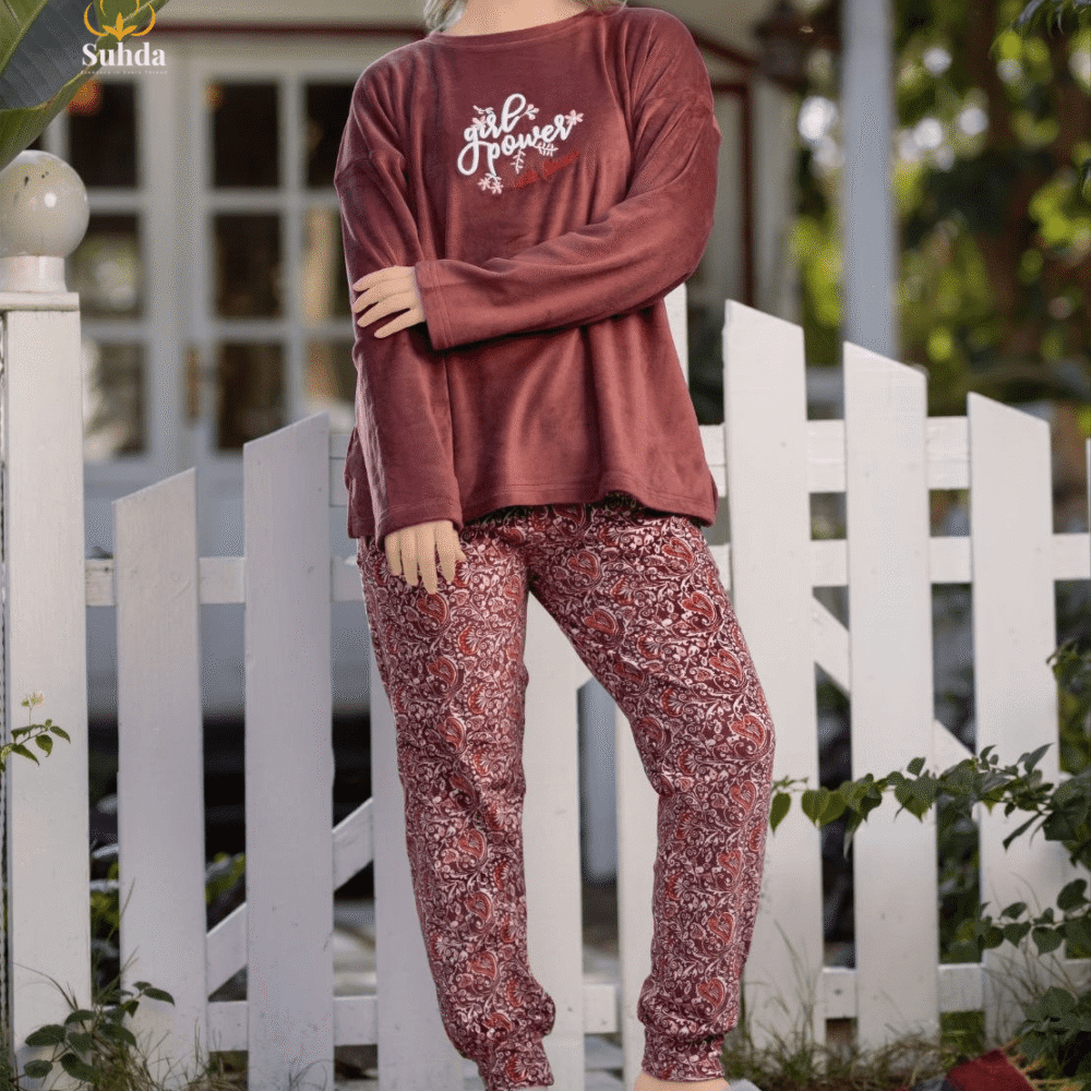 بيجاما نسائية شتوية بلوزة مخمل نبيذي مع بنطال بنقشة تراثية بدرجات الأحمر والبيج.