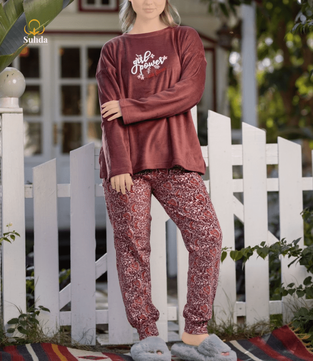 بيجاما نسائية شتوية بلوزة مخمل نبيذي مع بنطال بنقشة تراثية بدرجات الأحمر والبيج.