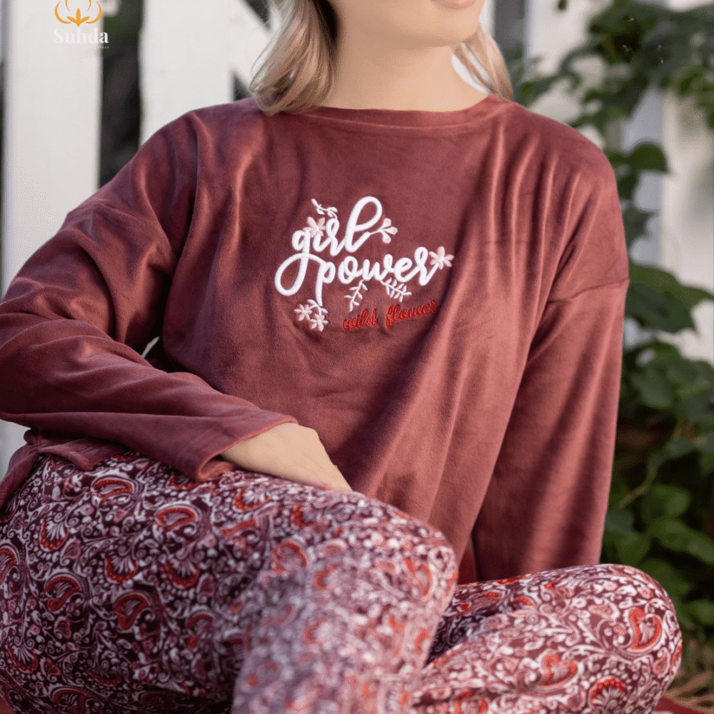 بيجاما نسائية شتوية بلوزة مخمل نبيذي مع بنطال بنقشة تراثية بدرجات الأحمر والبيج.