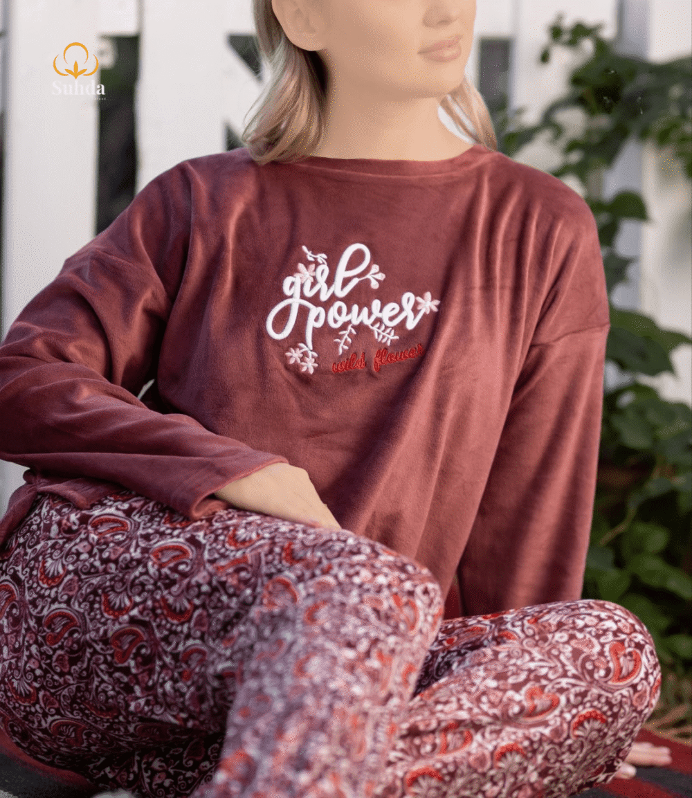 بيجاما نسائية شتوية بلوزة مخمل نبيذي مع بنطال بنقشة تراثية بدرجات الأحمر والبيج.