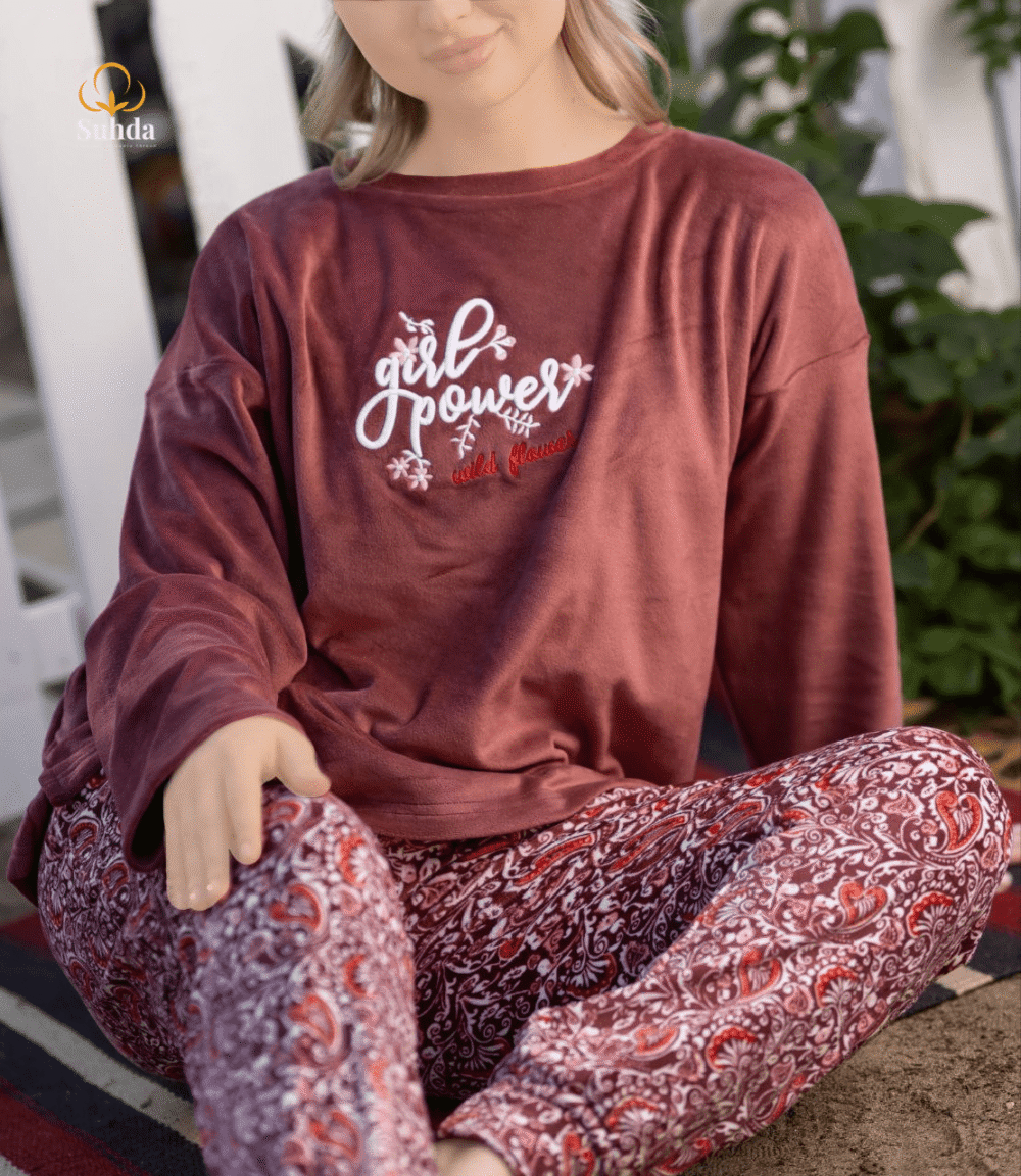 بيجاما نسائية شتوية بلوزة مخمل نبيذي مع بنطال بنقشة تراثية بدرجات الأحمر والبيج.