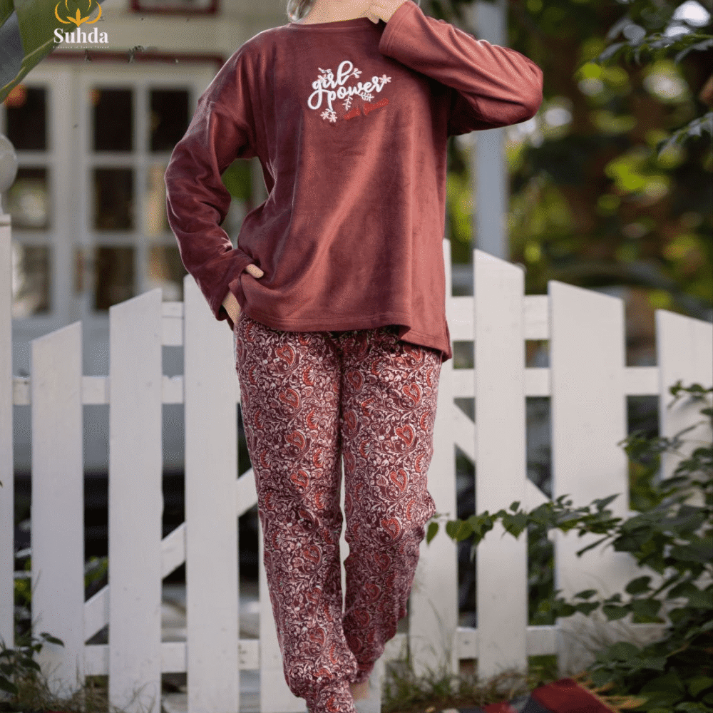 بيجاما نسائية شتوية بلوزة مخمل نبيذي مع بنطال بنقشة تراثية بدرجات الأحمر والبيج.