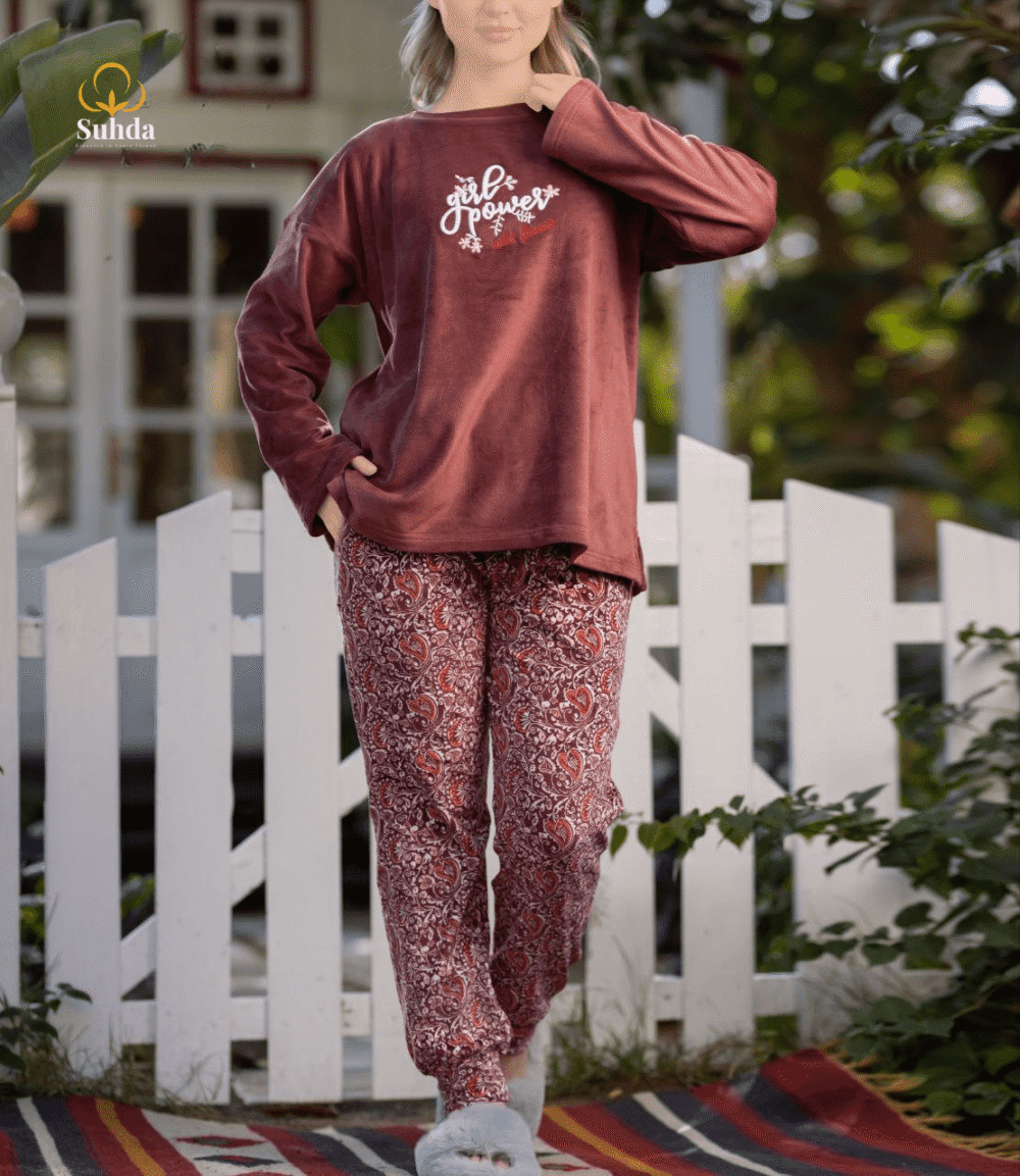 بيجاما نسائية شتوية بلوزة مخمل نبيذي مع بنطال بنقشة تراثية بدرجات الأحمر والبيج.