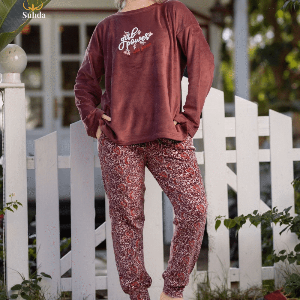 بيجاما نسائية شتوية بلوزة مخمل نبيذي مع بنطال بنقشة تراثية بدرجات الأحمر والبيج.
