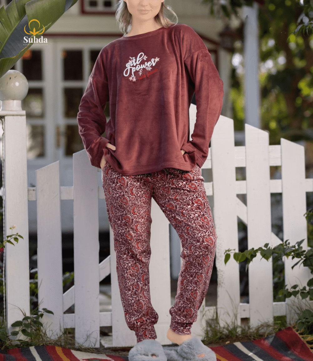 بيجاما نسائية شتوية بلوزة مخمل نبيذي مع بنطال بنقشة تراثية بدرجات الأحمر والبيج.