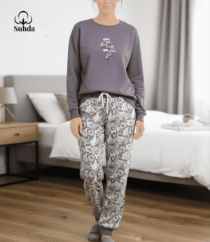 بيجاما نسائية شتوية بلوزة بنفسجي رمادي مع بنطال منقوش بالزهور.