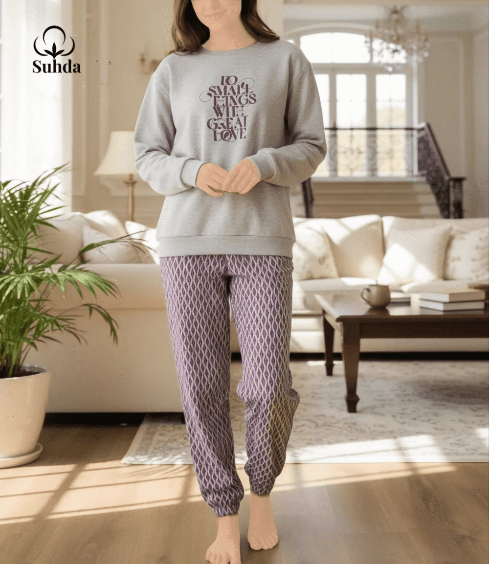 بيجاما نسائية شتوية بلوزة بنفسجي رمادي مع بنطال منقوش بالزهور.