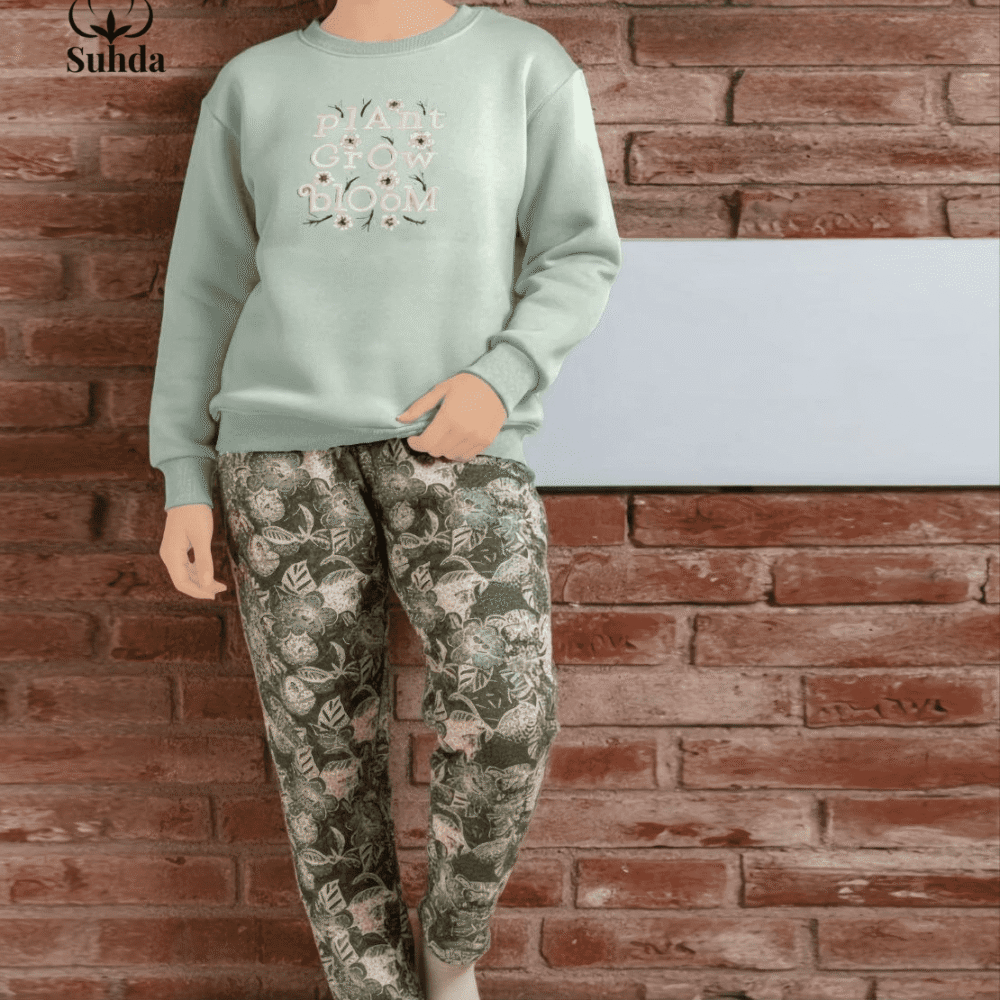 بيجامتان شتويتان نسائيتان بلون زيتي ونعناع فاتح مع بنطال بنقشة أوراق نباتية.