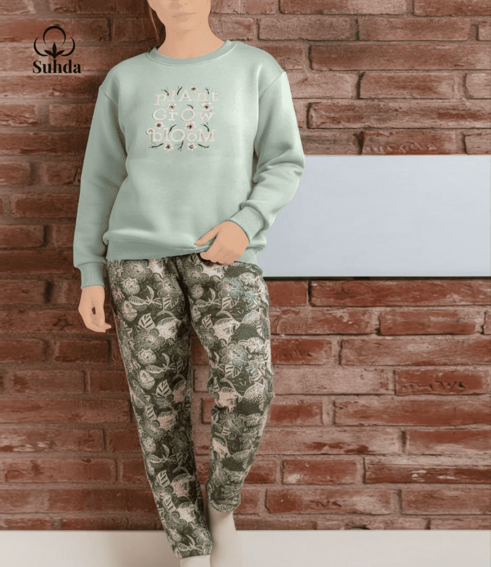 بيجامتان شتويتان نسائيتان بلون زيتي ونعناع فاتح مع بنطال بنقشة أوراق نباتية.