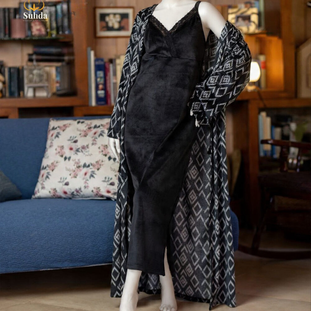 طقم نوم مخملي نسائي باللون الأسود مكوّن من فستان كت طويل وروب مطبوع بنقشة هندسية.
