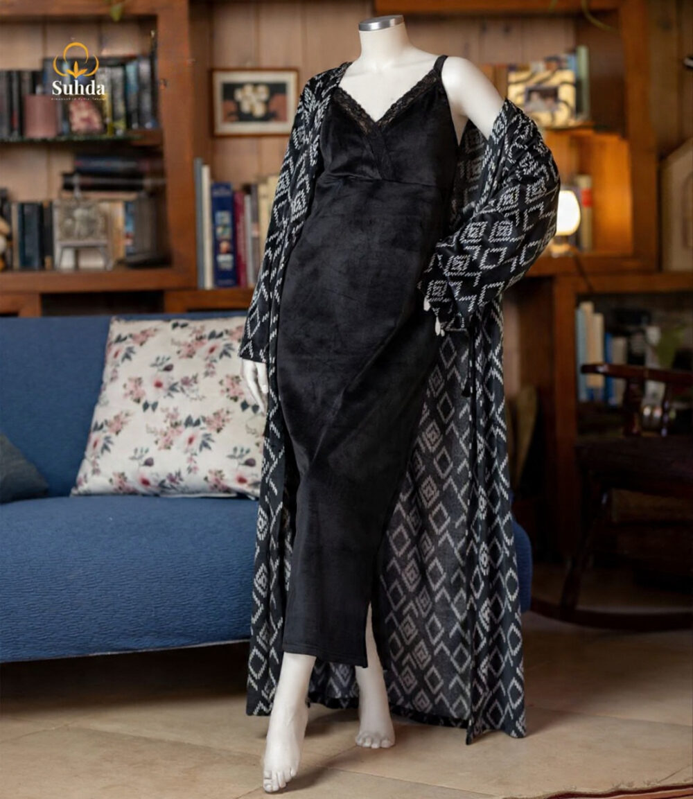 طقم نوم مخملي نسائي باللون الأسود مكوّن من فستان كت طويل وروب مطبوع بنقشة هندسية.