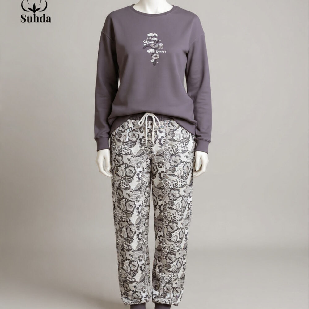 بيجاما نسائية شتوية بلوزة بنفسجي رمادي مع بنطال منقوش بالزهور.