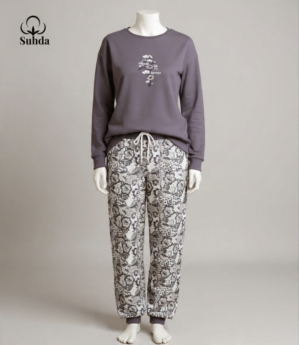 بيجاما نسائية شتوية بلوزة بنفسجي رمادي مع بنطال منقوش بالزهور.