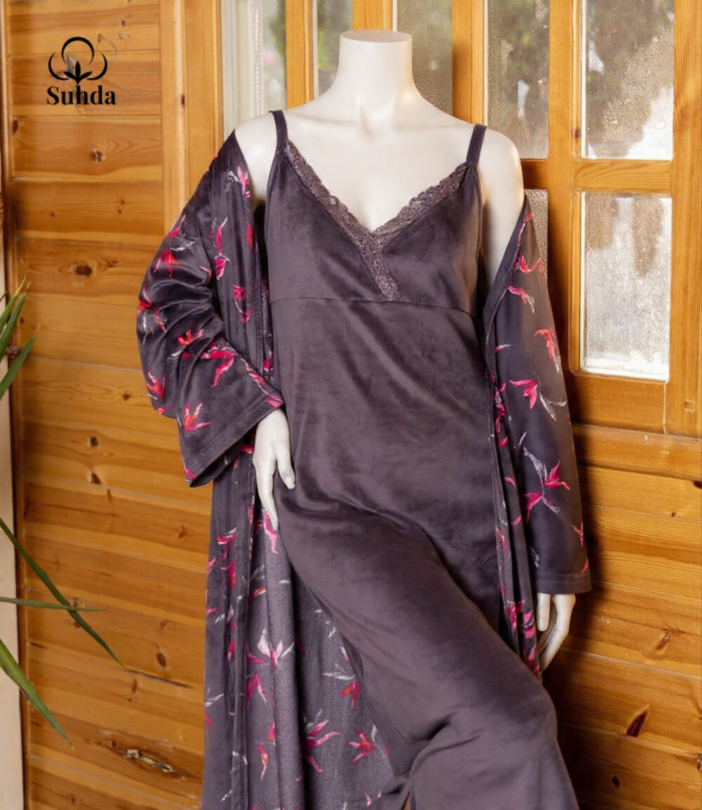 طقم نوم نسائي مخملي بلون بنفسجي داكن يتكون من فستان كت طويل وروب مطبوع بنقشة أوراق وردية.