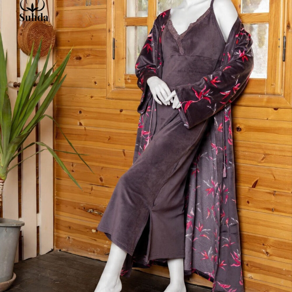 طقم إيليجانس البنفسجي – فستان وروب مخملي بلمسة فاخرة