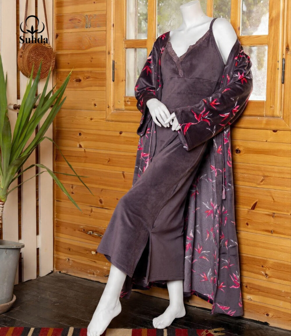 طقم إيليجانس البنفسجي – فستان وروب مخملي بلمسة فاخرة