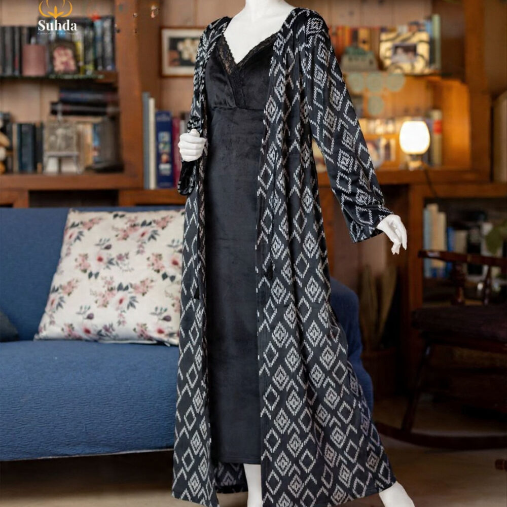 طقم نوم مخملي نسائي باللون الأسود مكوّن من فستان كت طويل وروب مطبوع بنقشة هندسية.