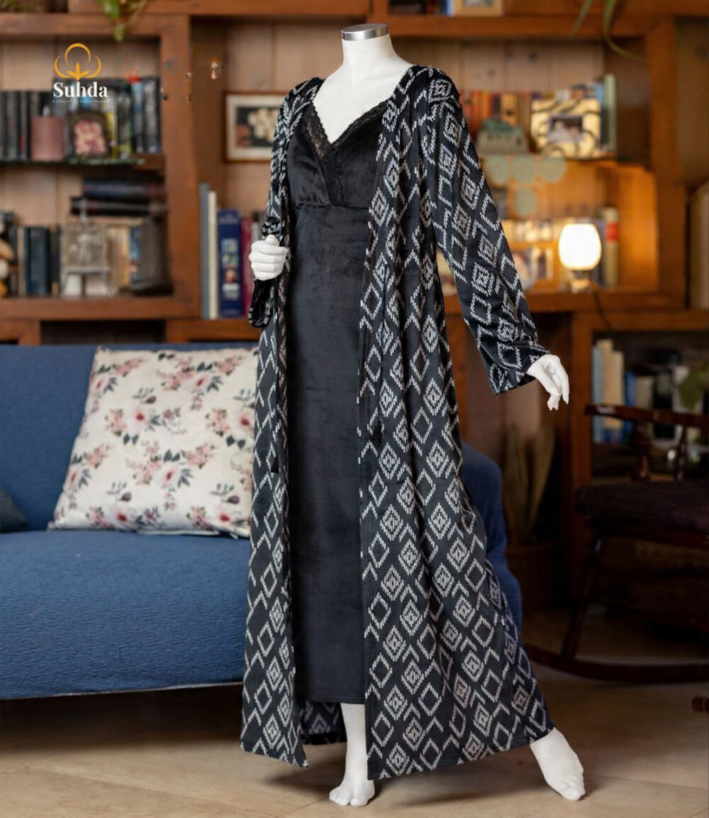 طقم نوم مخملي نسائي باللون الأسود مكوّن من فستان كت طويل وروب مطبوع بنقشة هندسية.