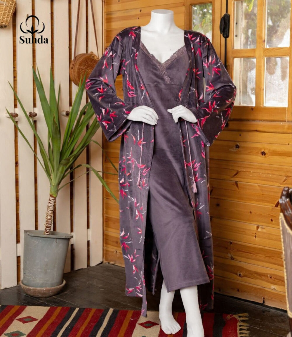 طقم نوم نسائي مخملي بلون بنفسجي داكن يتكون من فستان كت طويل وروب مطبوع بنقشة أوراق وردية.