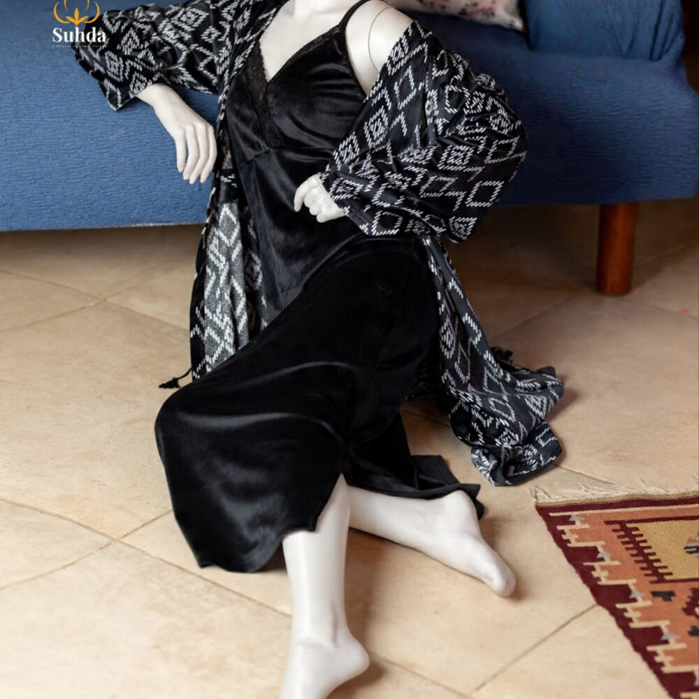 طقم نوم مخملي نسائي باللون الأسود مكوّن من فستان كت طويل وروب مطبوع بنقشة هندسية.