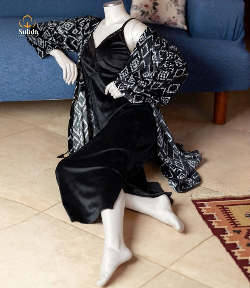 طقم نوم مخملي نسائي باللون الأسود مكوّن من فستان كت طويل وروب مطبوع بنقشة هندسية.