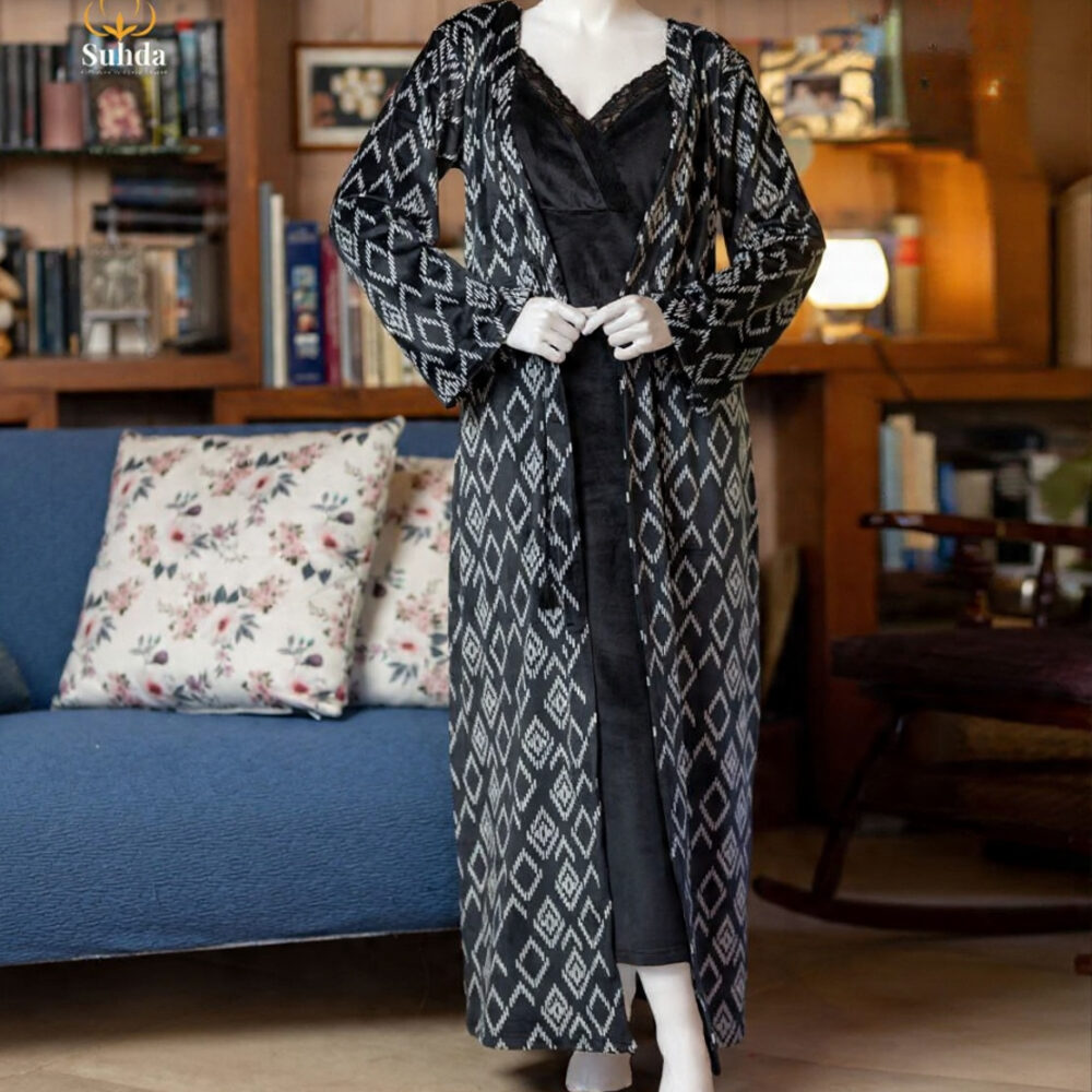 طقم نوم مخملي نسائي باللون الأسود مكوّن من فستان كت طويل وروب مطبوع بنقشة هندسية.