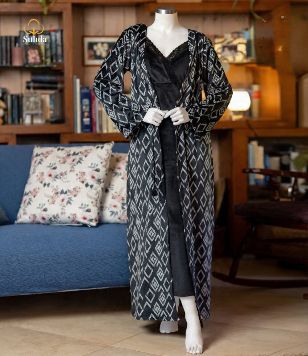 طقم نوم مخملي نسائي باللون الأسود مكوّن من فستان كت طويل وروب مطبوع بنقشة هندسية.