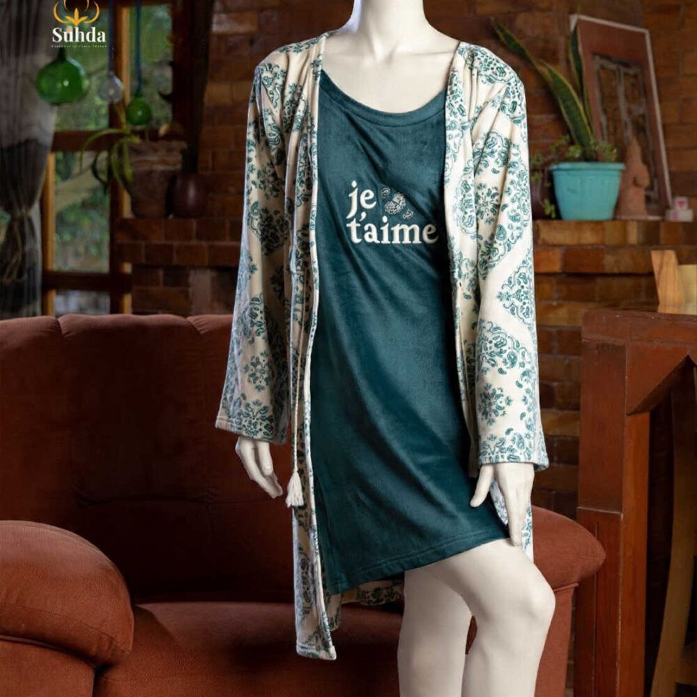 طقم نوم نسائي مخملي يتكون من فستان كتّ بترولي اللون مع روب طويل أبيض مزخرف بنقوش خضراء.